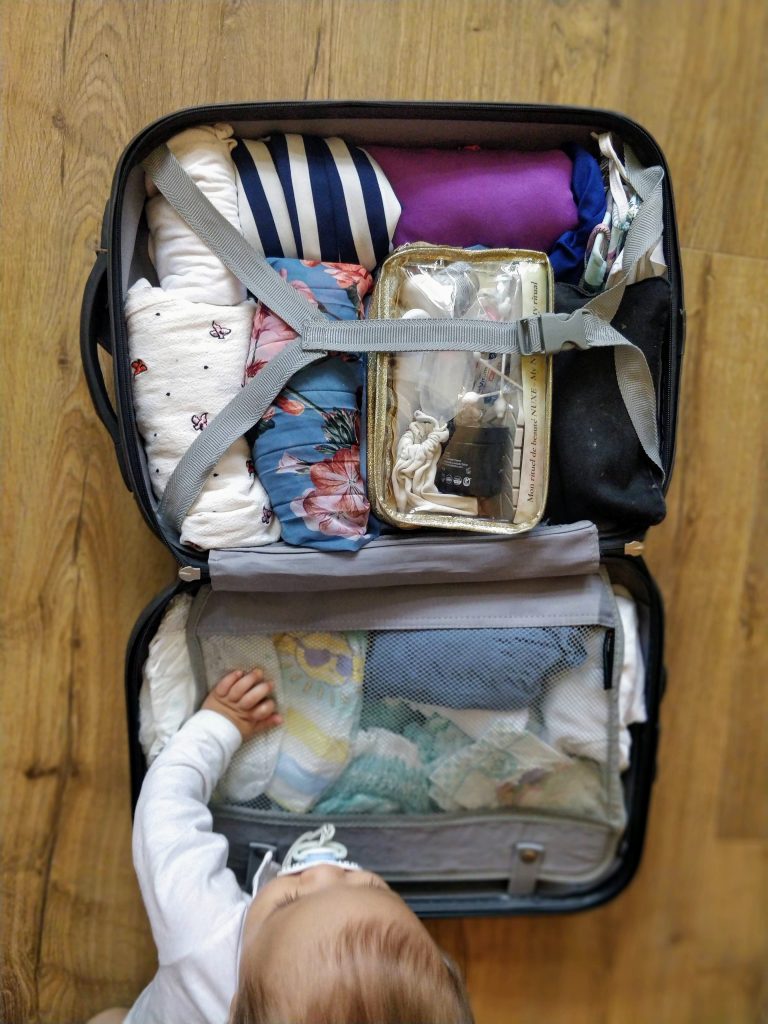 sắp xếp vali cho bé khi đi du lịch