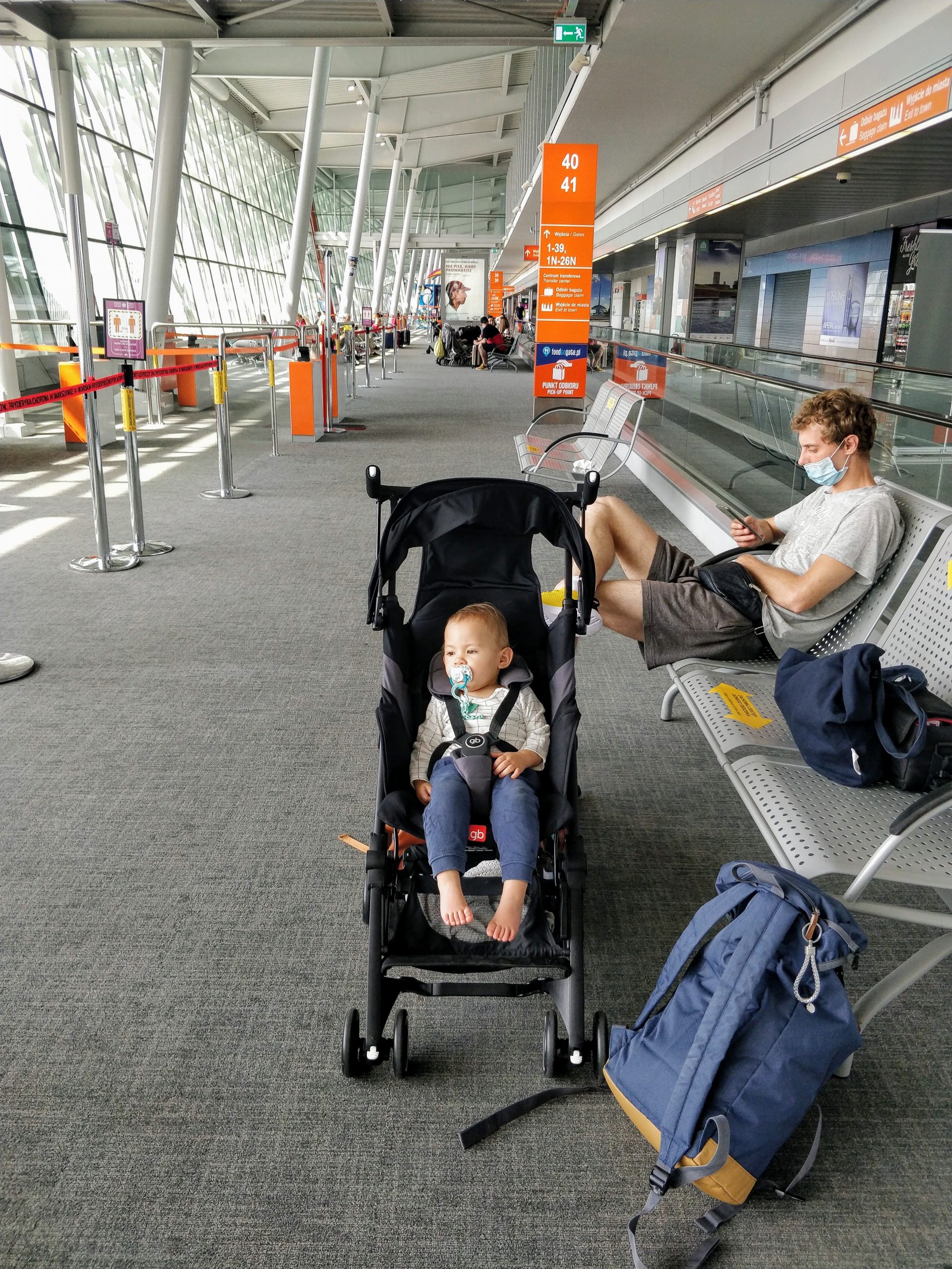 baby travelling by airplane first time con đi du lịch máy bay lần đầu tiên