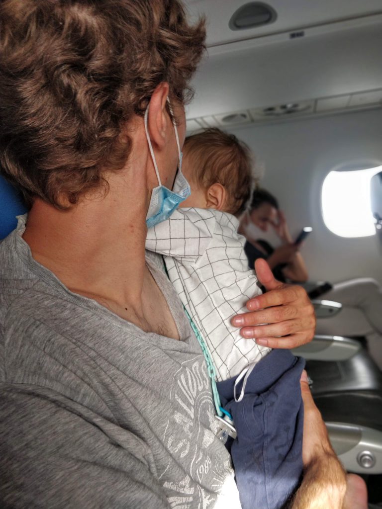 du lịch máy bay cùng con nhỏ thời Covid