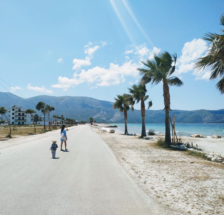 Albania mẹ và con bãi biển Orikum